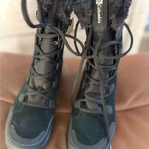 Columbia Women's Black and Gray Winter Boots